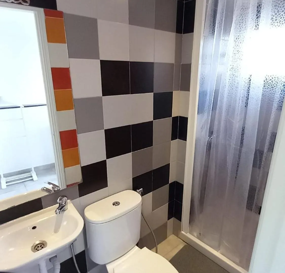 Homestay Alvito Guest House - Comfortable Room With Private Bathroom Lisbon